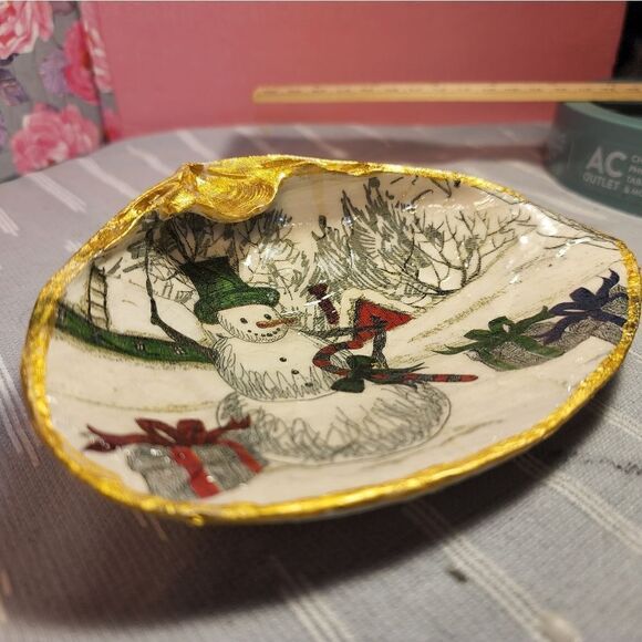 DECOUPAGE CLAM SHELL DECOUPAGE SNOWMAN ON A CLAM SHELL TRINKET DISH - Picture 5 of 10